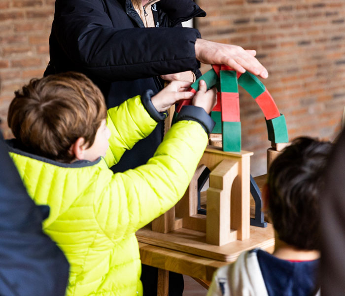 Enfant qui participe au montage d'un tour en bois