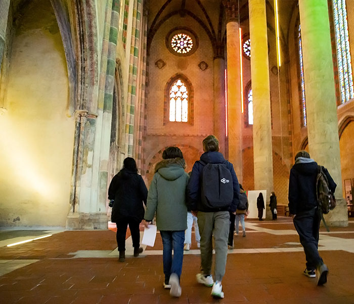 Visiteurs de dos dans l'église