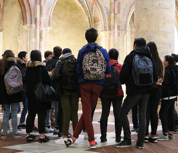 Classe de lycéens de dos dans la salle capitulaire du couvent